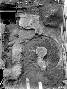 835517 Afbeelding van de gevonden fundering ten zuiden van de Domtoren (Domplein) te Utrecht, tijdens ...